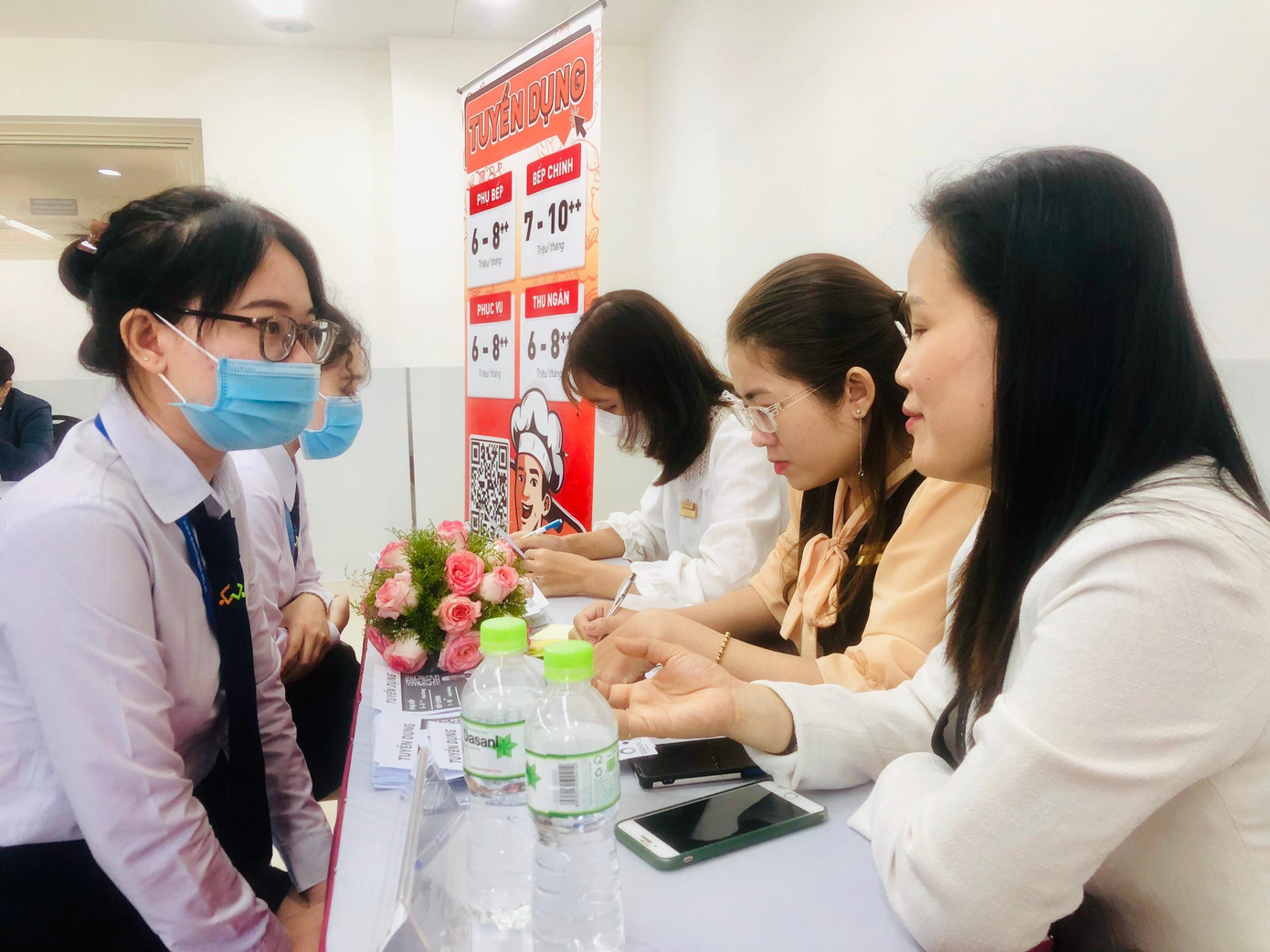 Nhiều bạn sinh viên đã trúng tuyển thông qua đợt tuyển dụng trực tiếp của doanh nghiệp về trường.