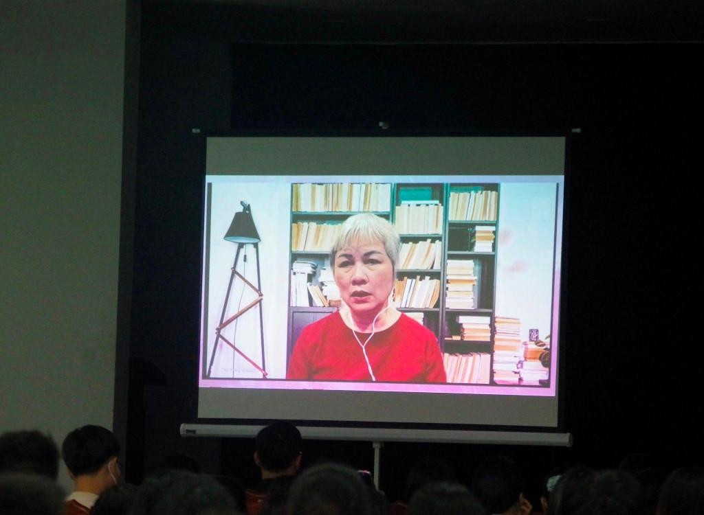 Mặc dù không thể góp mặt trực tiếp tại talkshow nhưng TS Khuất Thu Hồng vẫn mang tới cho người tham dự những thông điệp hữu ích. Mặc dù không thể góp mặt trực tiếp tại talkshow nhưng TS Khuất Thu Hồng vẫn mang tới cho người tham dự những thông điệp hữu ích.