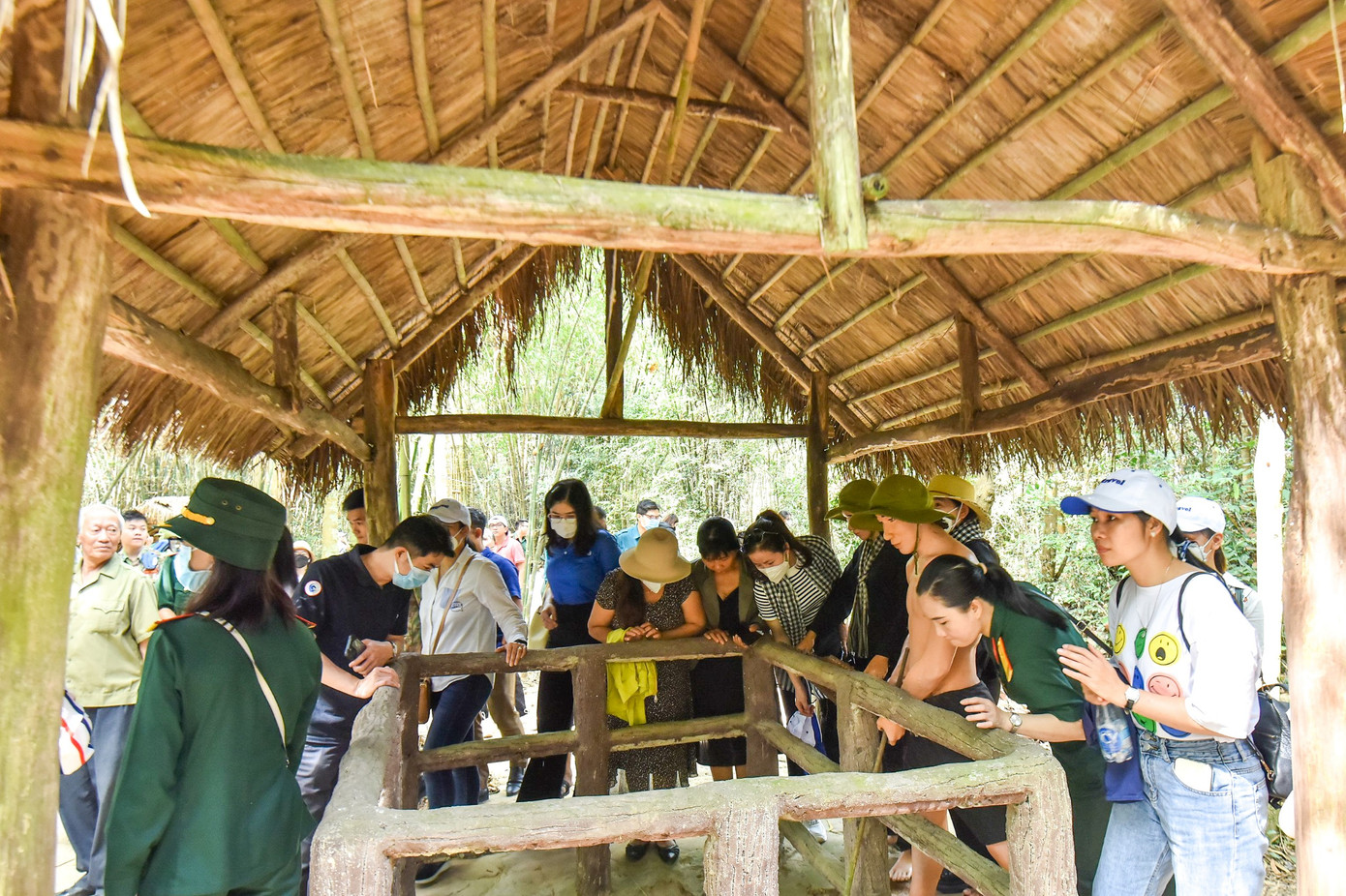 Đoàn tham quan Khu tái hiện cuộc sống, sinh hoạt, chiến đấu của quân và dân Củ Chi dưới hàng chục mét đất sâu.