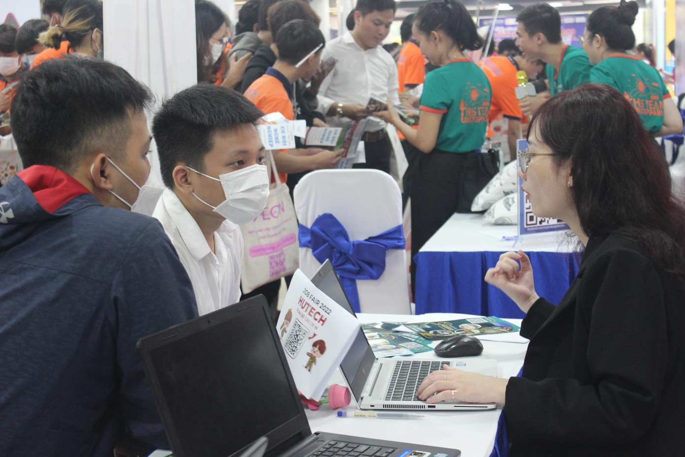 Sinh viên tìm cơ hội việc làm trong Ngày hội.