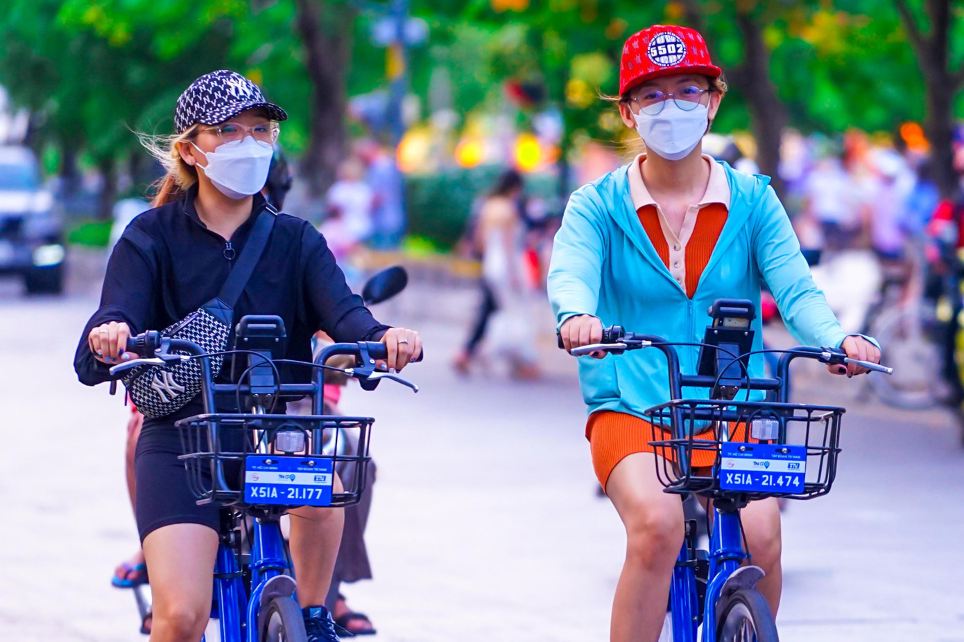 Đôi bạn Trúc Vy và Mộng Như chia sẻ: "Đây là lần đầu tiên mình trải nghiệm một loại hình công cộng như thế này ngay tại trung tâm thành phố. Lúc trước, khi còn ở quê, mình và bạn mình có thấy trên ti vi giới thiệu nhưng cũng chưa có cơ hội trải nghiệm nên khi lên thành phố, tụi mình đã quyết định đi thử một lần cho biết".