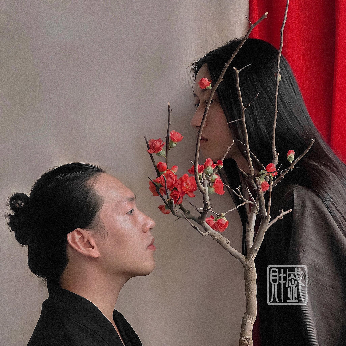 Một số khung ảnh cả hai cùng chụp với mái tóc dài.