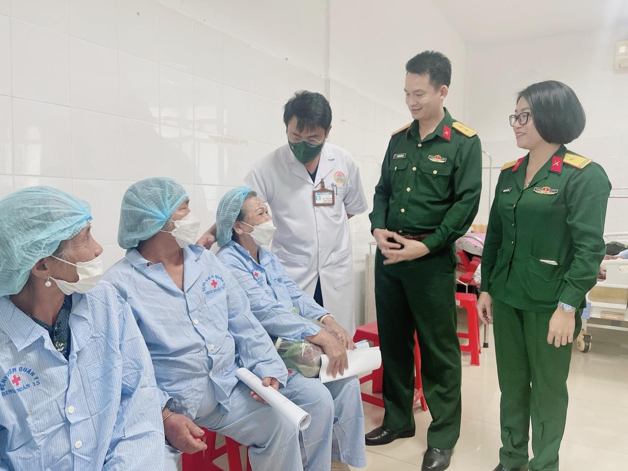 Lãnh đạo Binh đoàn 15, Bệnh viện Quân y 175, Sở Y tế tỉnh Gia Lai; một số cơ quan Bộ Quốc phòng, doanh nghiệp, nhà hảo tâm tài trợ kinh phí đã đến theo dõi, kiểm tra, động viên đội ngũ y, bác sĩ và nhân dân. Lãnh đạo Binh đoàn 15, Bệnh viện Quân y 175, Sở Y tế tỉnh Gia Lai; một số cơ quan Bộ Quốc phòng, doanh nghiệp, nhà hảo tâm tài trợ kinh phí đã đến theo dõi, kiểm tra, động viên đội ngũ y, bác sĩ và nhân dân.