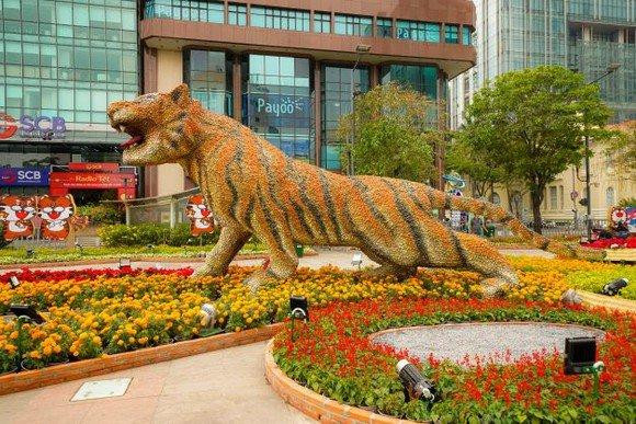 Đường hoa Nguyễn Huệ luôn thu hút các bạn trẻ.