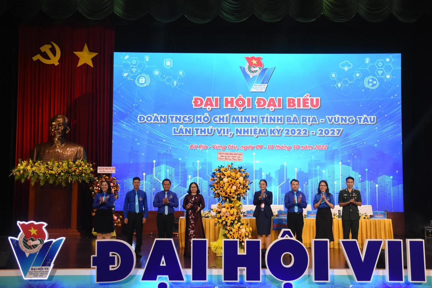 Lãnh đạo Tỉnh ủy tặng hoa trong Đại hội. Lãnh đạo Tỉnh ủy tặng hoa trong Đại hội.