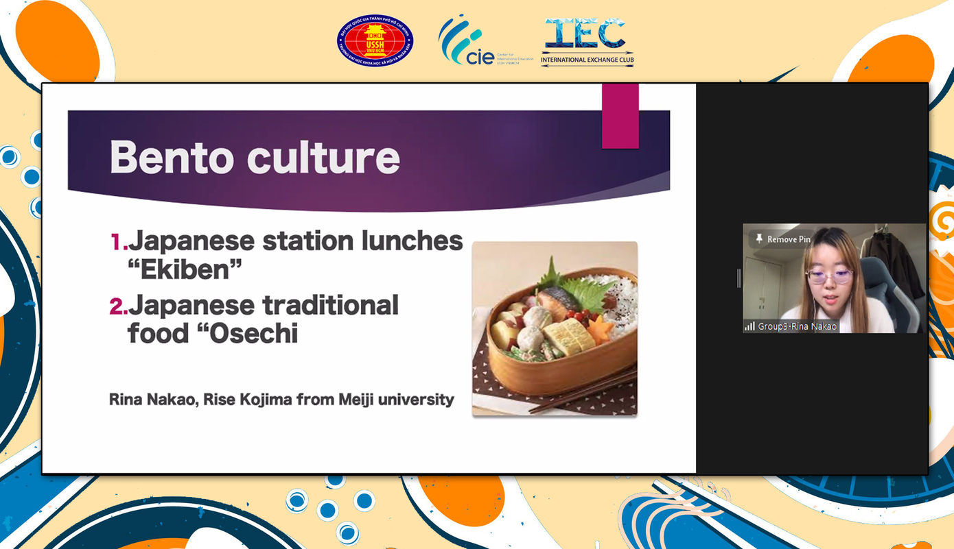 Sinh viên Nhật Bản Rina Nakao giới thiệu về món ăn truyền thống của nước mình. (Ảnh Hoàng Khang, Quỳnh Như) Sinh viên Nhật Bản Rina Nakao giới thiệu về món ăn truyền thống của nước mình. (Ảnh Hoàng Khang, Quỳnh Như)