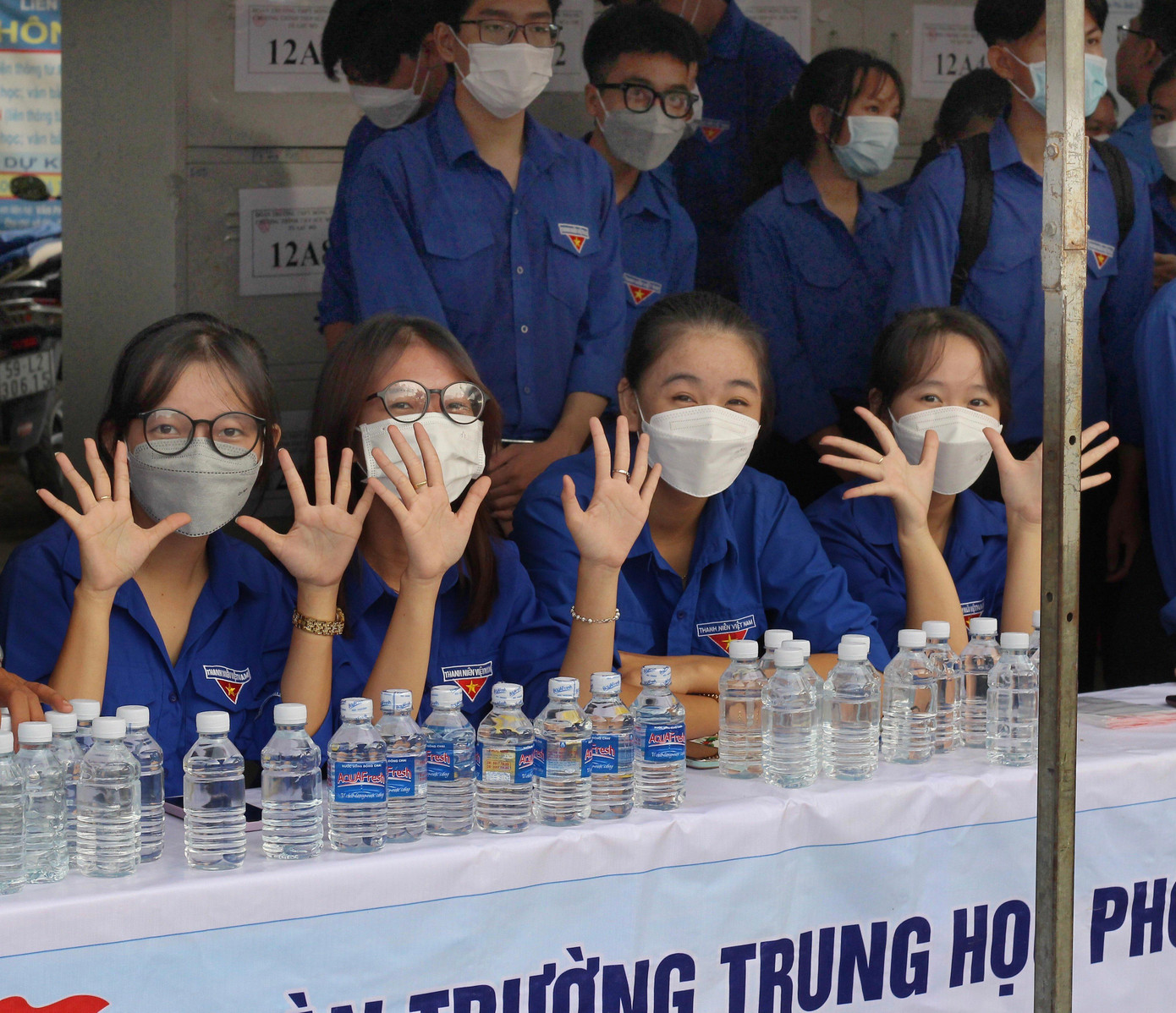 Các bạn tình nguyện viên cổ vũ tinh thần các sĩ tử trong buổi thi đầu tiên trong sáng ngày 7/7 tại điểm thi trường THPT Đông Thạnh. Ảnh: Phước Sáng