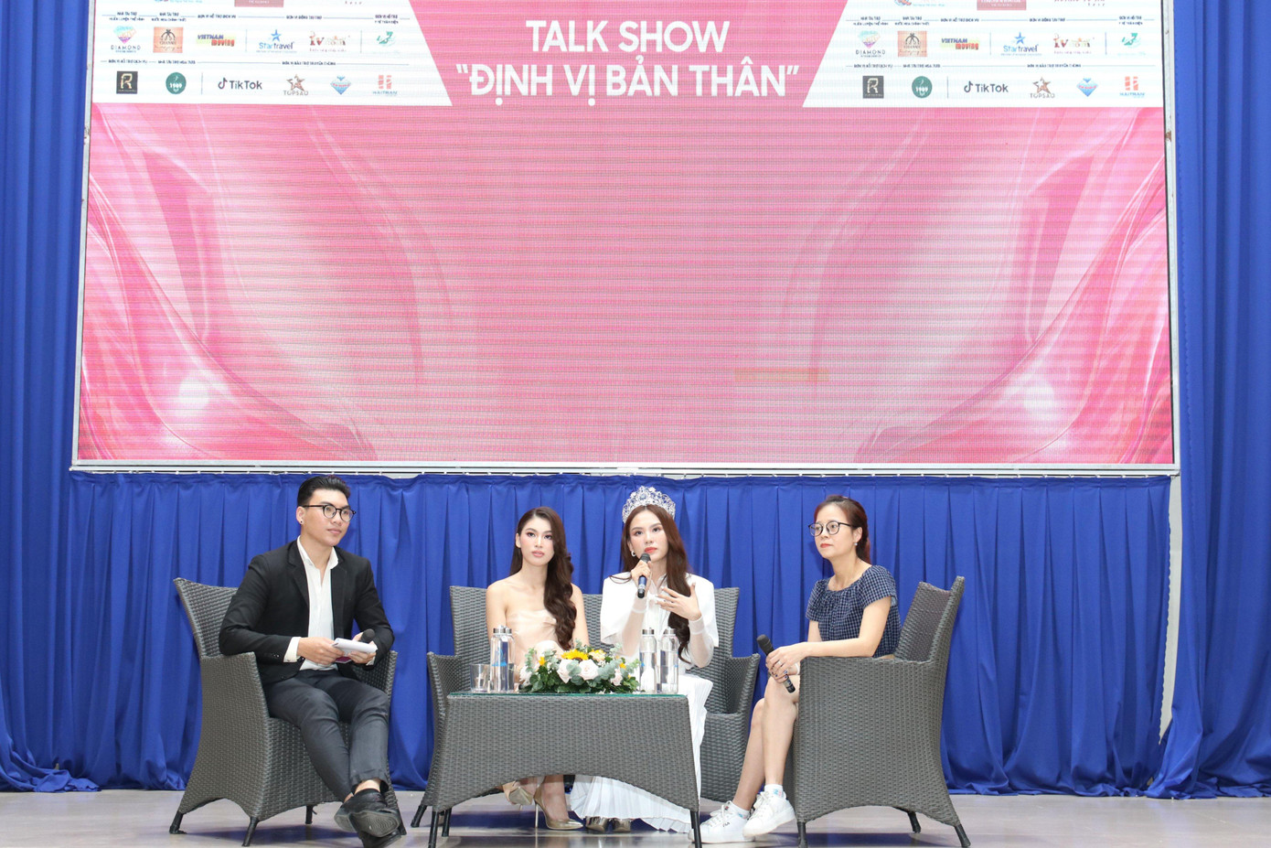 Các khách mời chia sẻ những câu chuyện thực tế của bản thân mình với các bạn sinh viên.