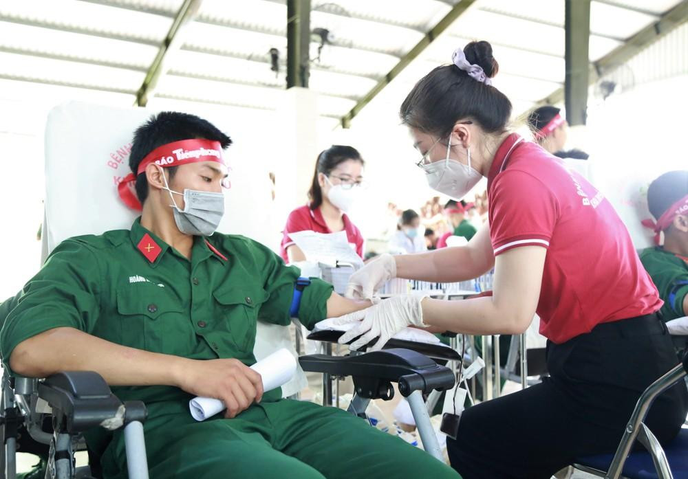 Niềm vui của một chiến sĩ trẻ được góp sức nhỏ của mình vào chương trình. Niềm vui của một chiến sĩ trẻ được góp sức nhỏ của mình vào chương trình.