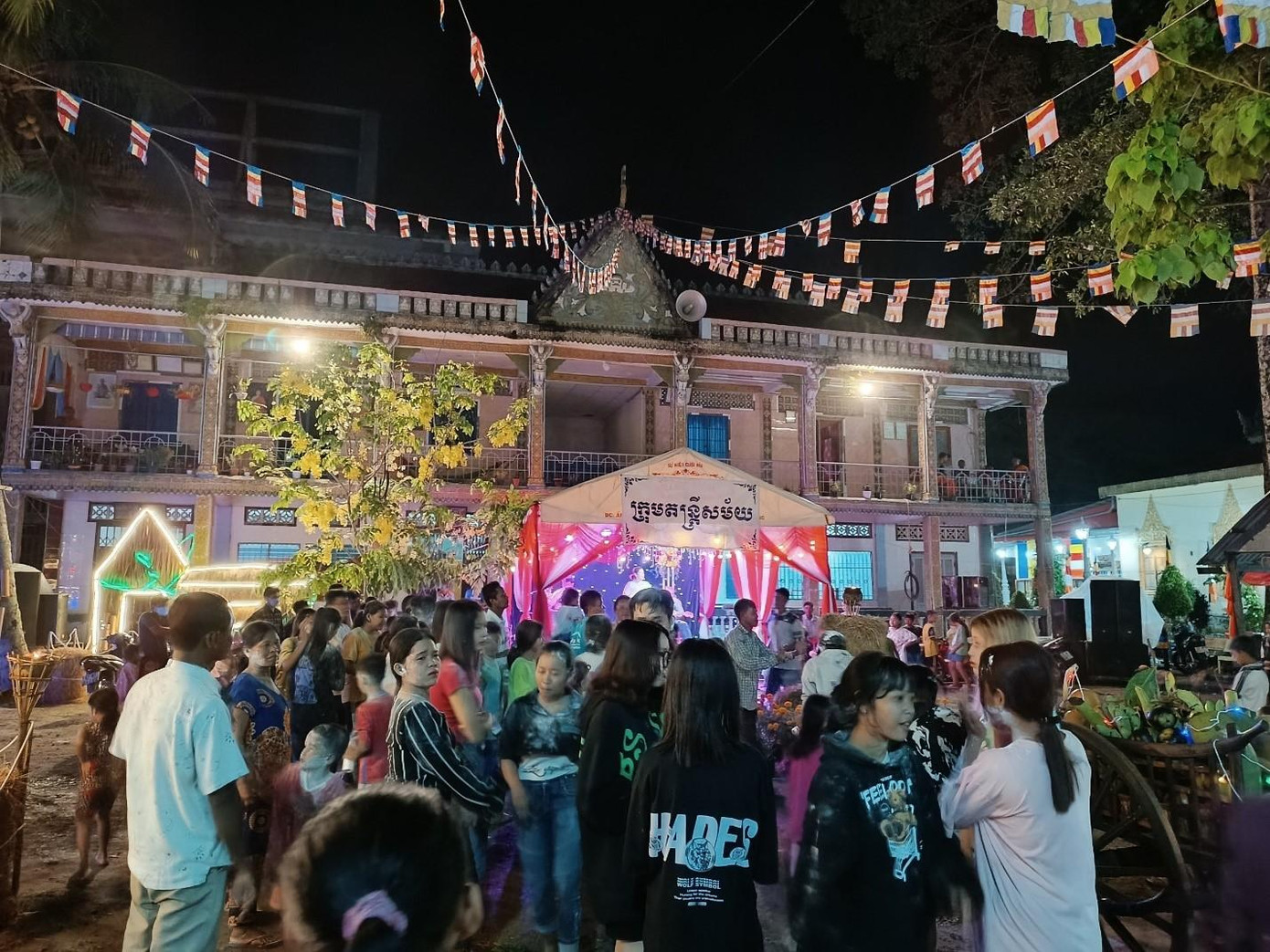 Không khí sôi động trong đêm văn nghệ được tổ chức ở chùa.