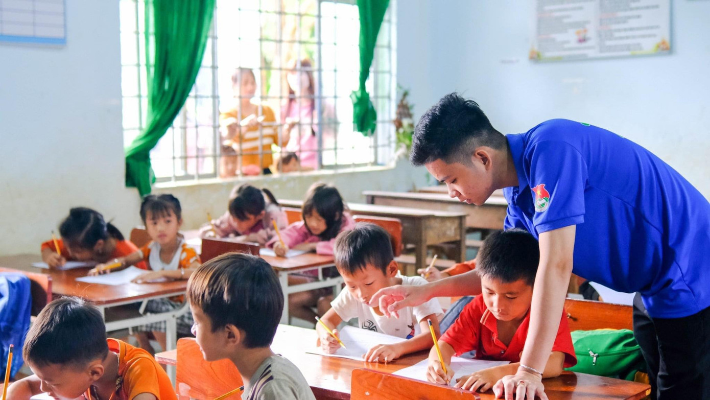 Đội hình 'Mùa Hè Xanh' của trường ĐH Sài Gòn TP. HCM với nhiều hoạt động sáng tạo.