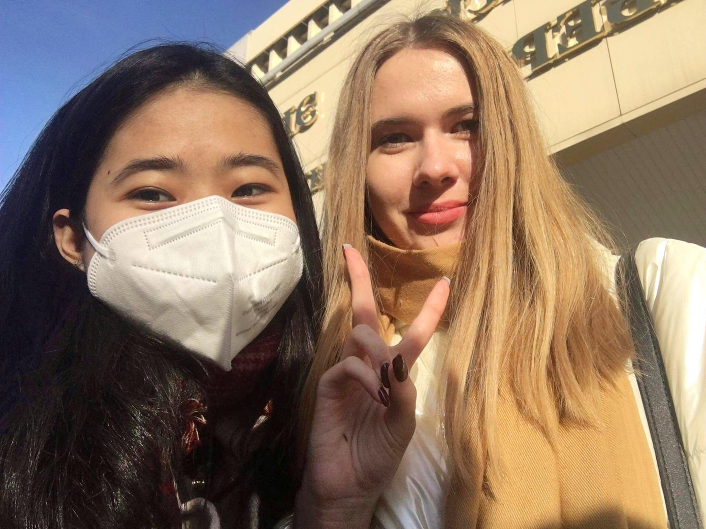 Phương Linh chụp hình bên người bạn Nga của mình. Phương Linh chụp hình bên người bạn Nga của mình.