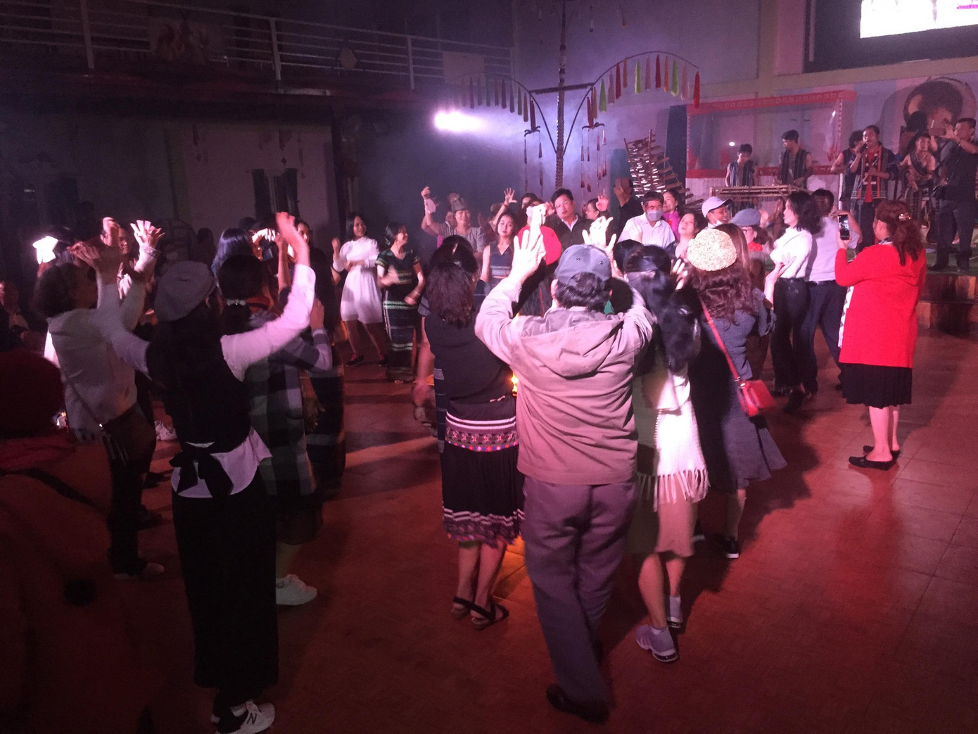 Đêm lửa trại tour Phan Thiết do Vietnam Tropical Travel tổ chức.