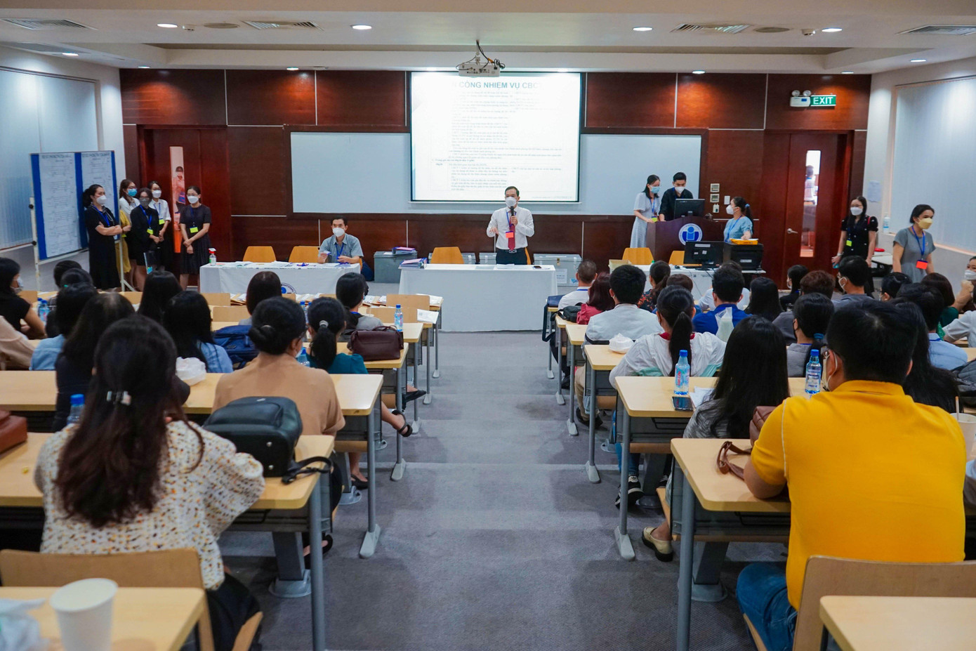 Sau khi cán bộ coi thi cho xem đề thi còn được niêm phong, đúng 8h20, đề thi chính thức được phát đến cho thí sinh kiểm tra và điền mã đề vào phiếu trả lời trắc nghiệm.