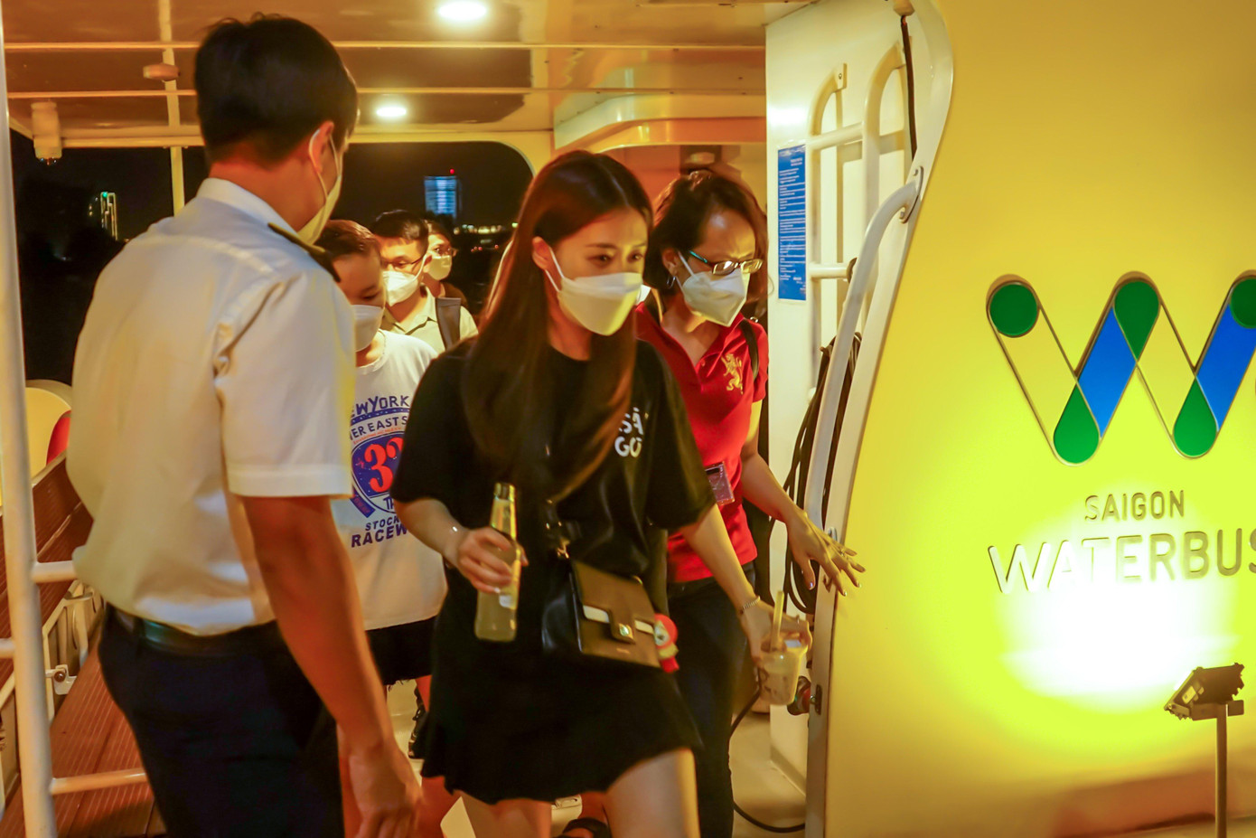 Sau 20 phút kể từ khi rời bến Bạch Đằng (quận 1), buýt đường sông đã tạm thời cập bến Bình An (TP. Thủ Đức) để du khách tham quan trải nghiệm những khung cảnh tuyệt đẹp của thành phố về đêm.