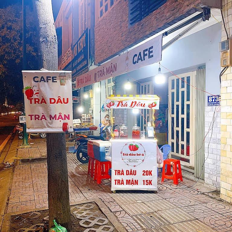 Những quán trà dâu vỉa hè gần đây rất nhiều ở Sài Gòn.