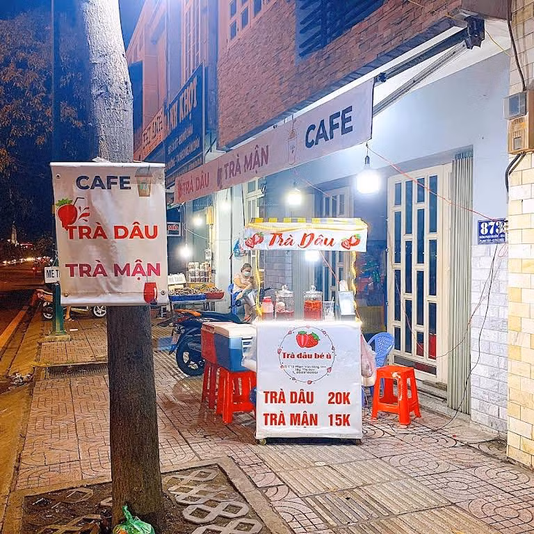 Những quán trà dâu vỉa hè gần đây rất nhiều ở Sài Gòn.