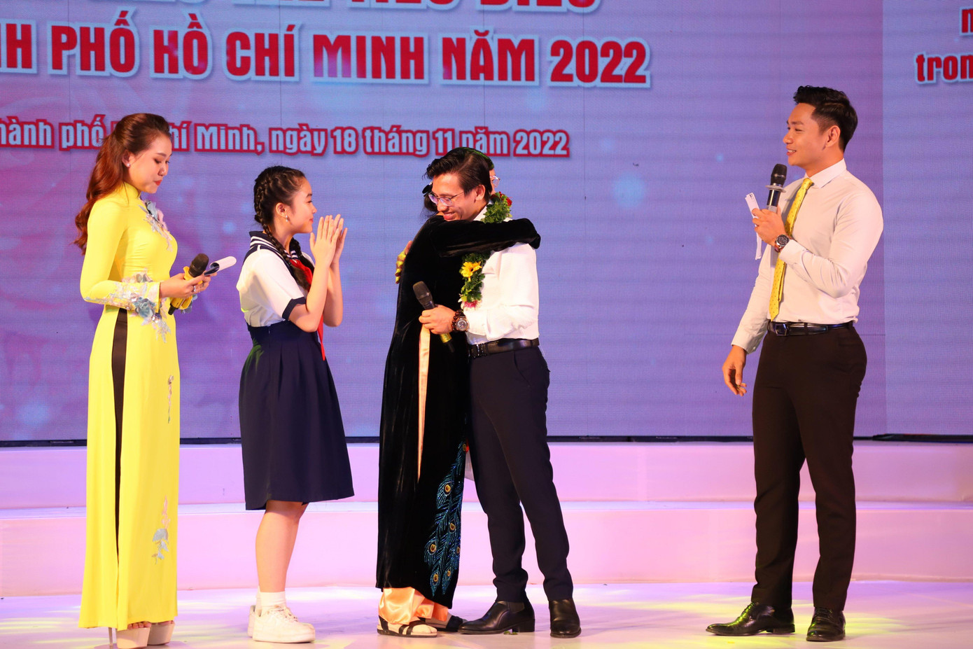 Nhiều nhà giáo trẻ xúc động khi nhận giải thưởng.