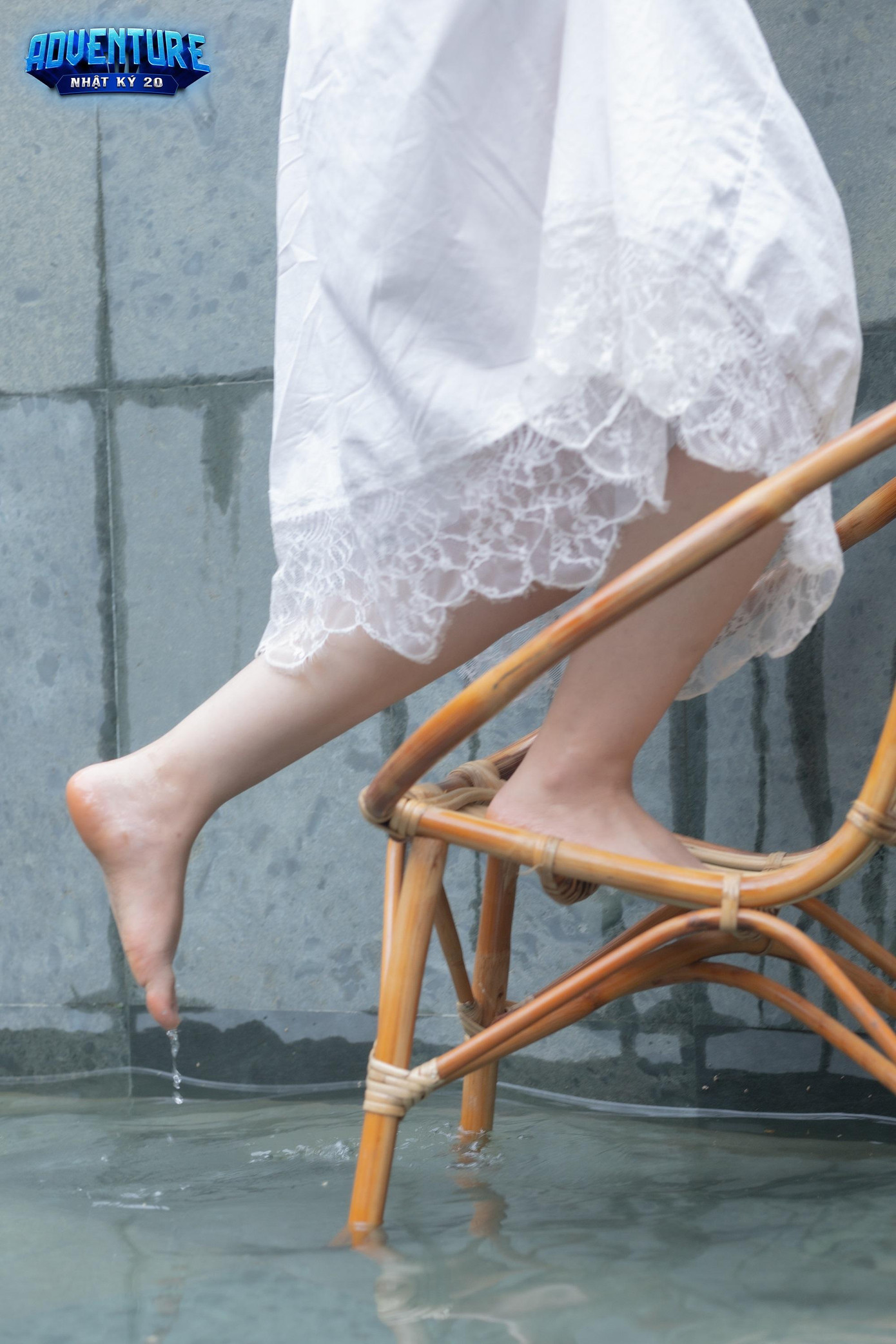 Đã đến lúc phải vượt ra khỏi “vùng an toàn” của mình. Cô gái tìm đến sự trợ giúp của những đồ vật xung quanh để có thể ra khỏi bức tường ấy.