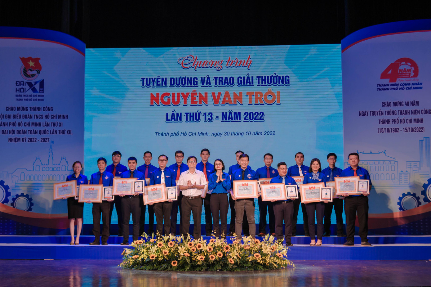 44 gương thanh niên công nhân có thành tích tiêu biểu trong lao động, sản xuất và kinh doanh được vinh danh trong dịp này. 44 gương thanh niên công nhân có thành tích tiêu biểu trong lao động, sản xuất và kinh doanh được vinh danh trong dịp này.