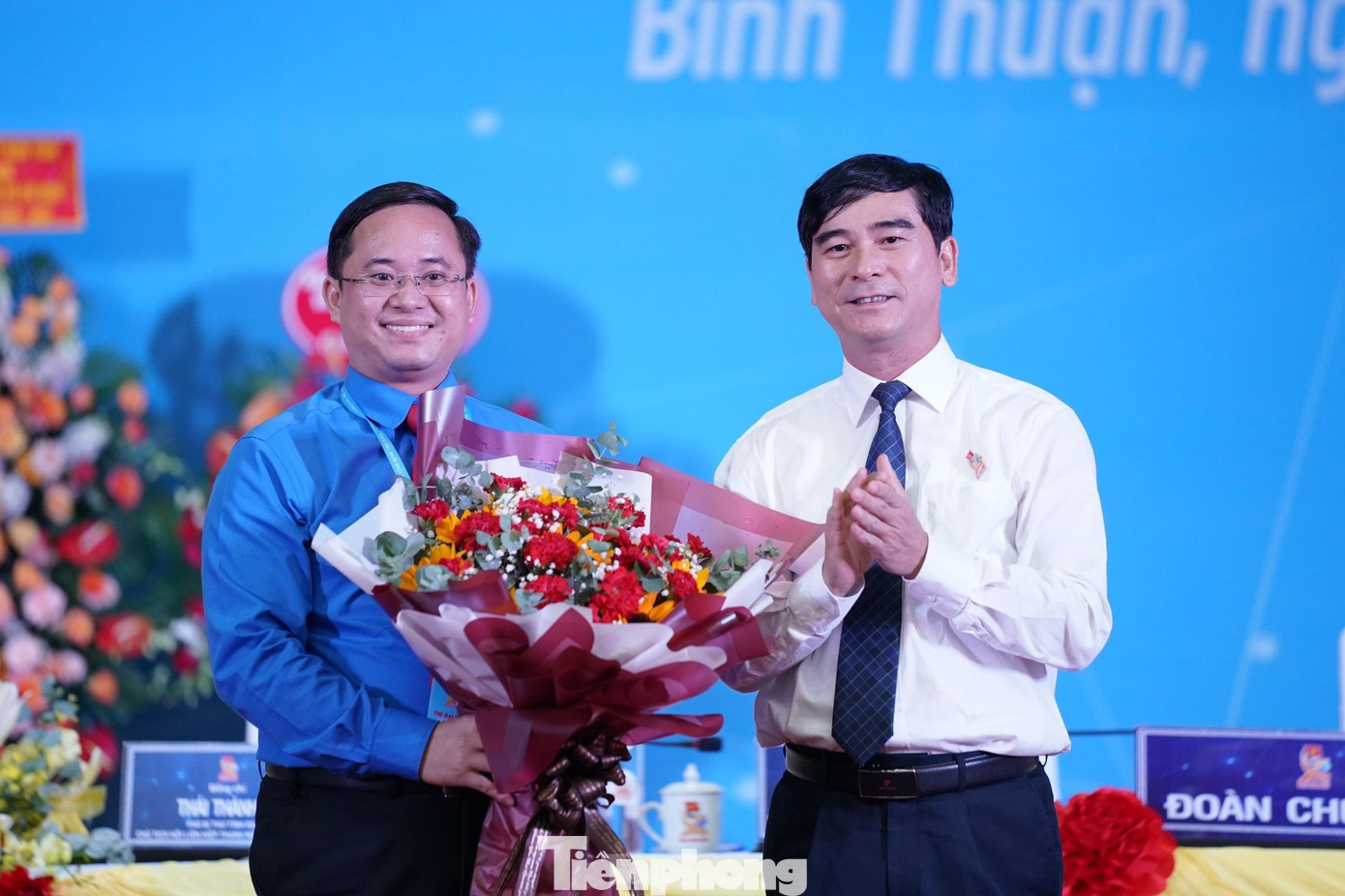 Ông Dương Văn An, Ủy viên T.Ư Đảng, Bí thư Tỉnh ủy, Trưởng Đoàn Đại biểu Quốc hội tỉnh Bình Thuận tặng hoa chúc mừng anh Nguyễn Quốc Huy trở lại công tác tại Cơ quan T.Ư Đoàn. (Ảnh: Phạm Nguyễn)