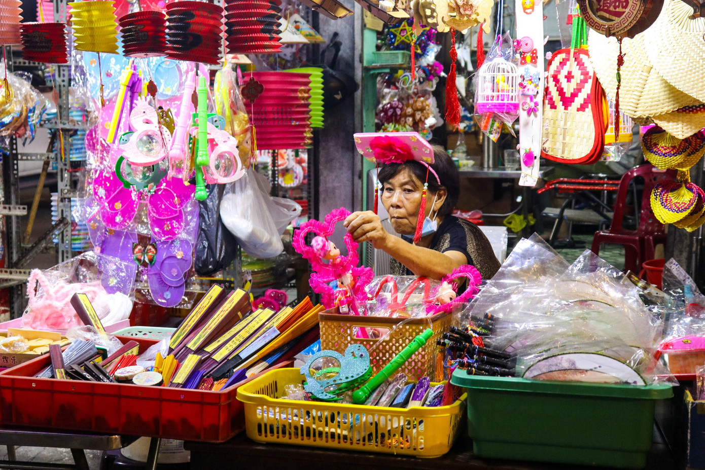 Tiểu thương Lý Ngọc Hiền chia sẻ: &quot;Sau thời gian dịch bệnh bùng phát khiến tình hình kinh doanh ảm đạm, giờ đây, lượng người đi tham quan đã nhiều hơn. Mọi người cũng có ý thức hơn, không chen lấn, làm hư hại đèn và một số sẵn sàng mua đèn ủng hộ mỗi khi chụp ảnh xong&quot;.