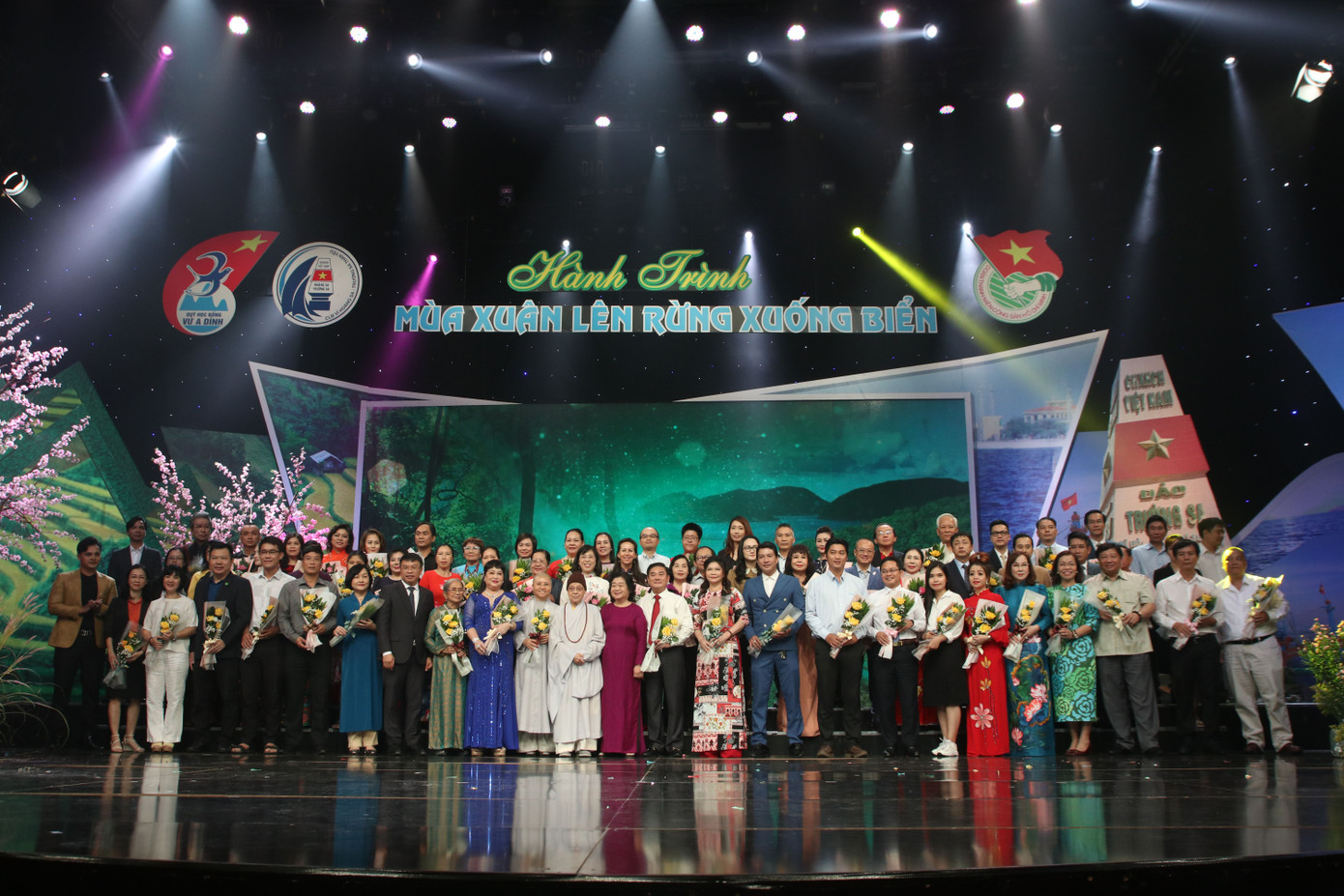 Các nhà hảo tâm, các doanh nghiệp đồng hành cùng Quỹ học bổng Vừ A Dính chụp ảnh cùng các thành viên CLB Vì Hoàng Sa - Trường Sa thân yêu.