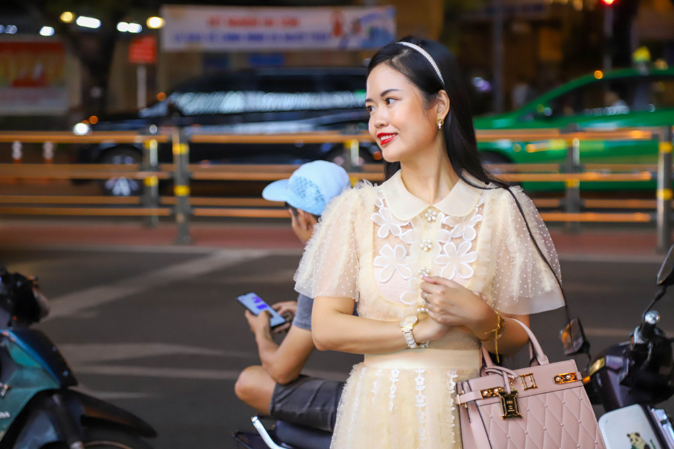 Các bạn trẻ làm mẫu ảnh cũng tranh thủ dịp này để chụp cho mình những bộ ảnh Giáng sinh từ sớm.