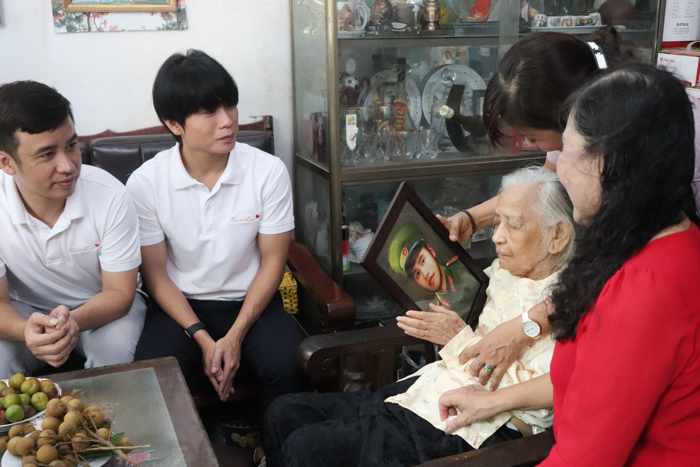 Hạnh phúc khó tả của người thân gia đình liệt sĩ khi nhận được món quà ý tinh thần ý nghĩa.