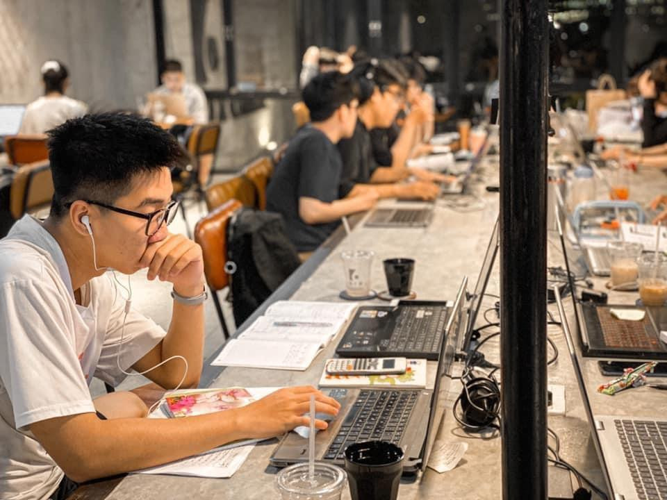 Quán cà phê xuyên đêm phù hợp để các bạn trẻ tập trung học tập và làm việc.