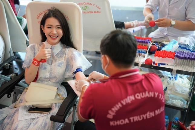 Người đẹp Minh Anh tham gia hiến máu tại chương trình. (Ảnh: Phạm Nguyễn)