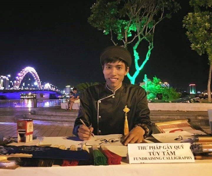 Minh Hùng tham gia dự án “Một bức tranh nhiều hy vọng” bằng những đóng góp từ khả năng thư pháp của mình.