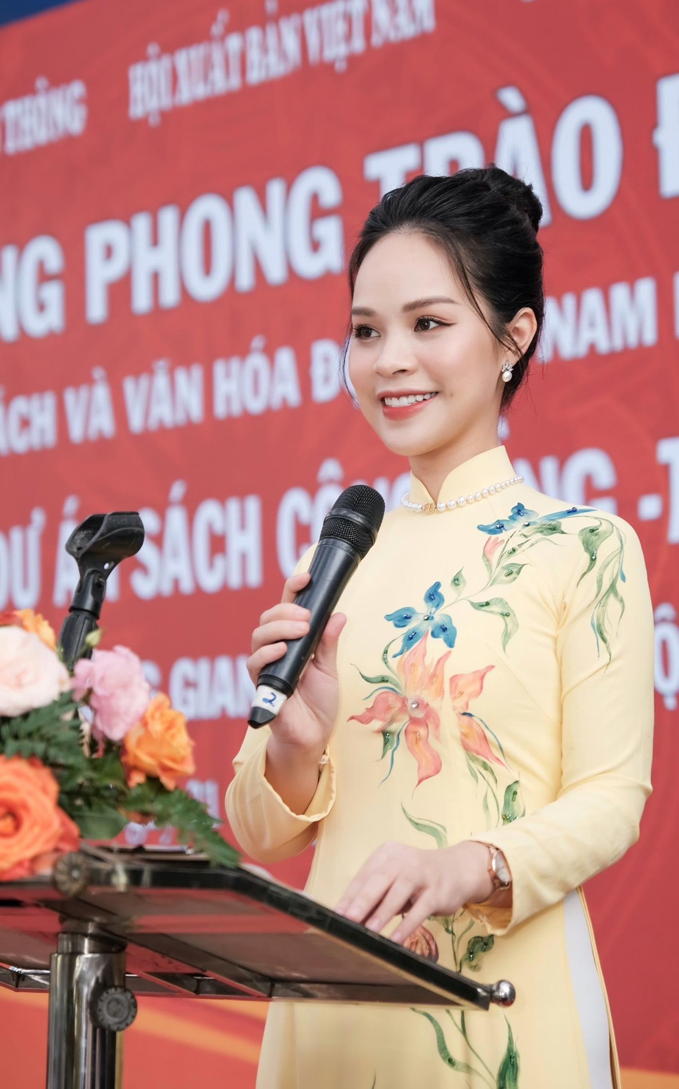 CLB MC Song ngữ Roseway ra đời với mong muốn giúp đỡ nhiều bạn trẻ đến gần hơn với giấc mơ cầm mic.