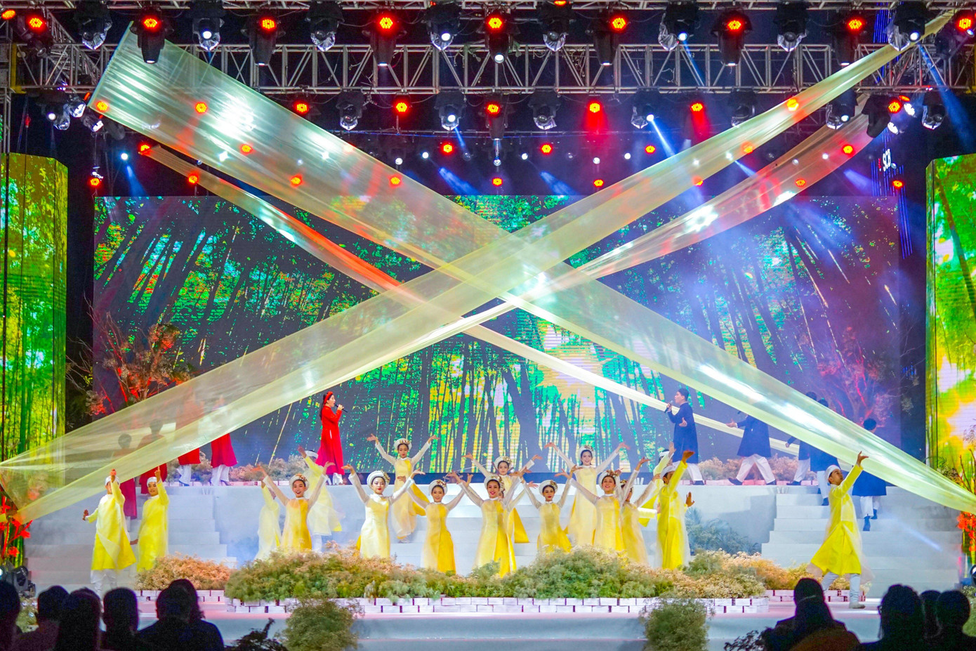 Ngoài việc được tận mắt chứng kiến cảnh nhiều nghệ sĩ Việt tham gia catwalk ra, bạn trẻ TP. HCM còn choáng ngợp trước sự dàn dựng các tiết mục văn nghệ hoành tráng từ Ban Tổ chức.