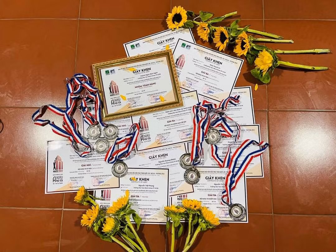 Những giải thưởng mà đội thi trường ĐH Bách khoa (ĐHQG TP. HCM) giành được tại Festival Kiến trúc toàn quốc 2022.
