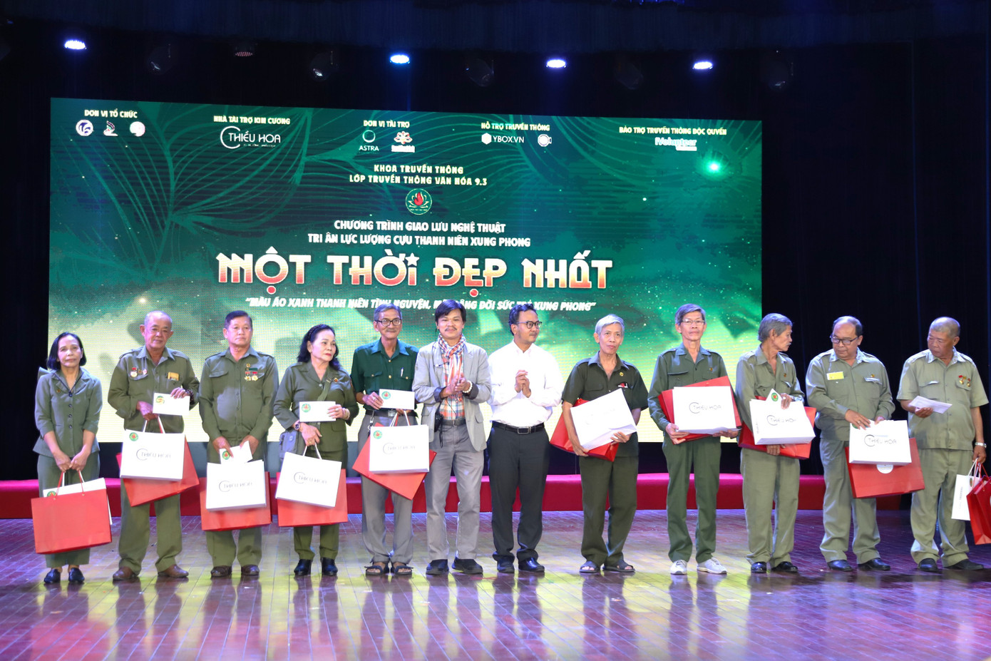 Các phần quà được trao cho những cựu TNXP có hoàn cảnh khó khăn. Các phần quà được trao cho những cựu TNXP có hoàn cảnh khó khăn.