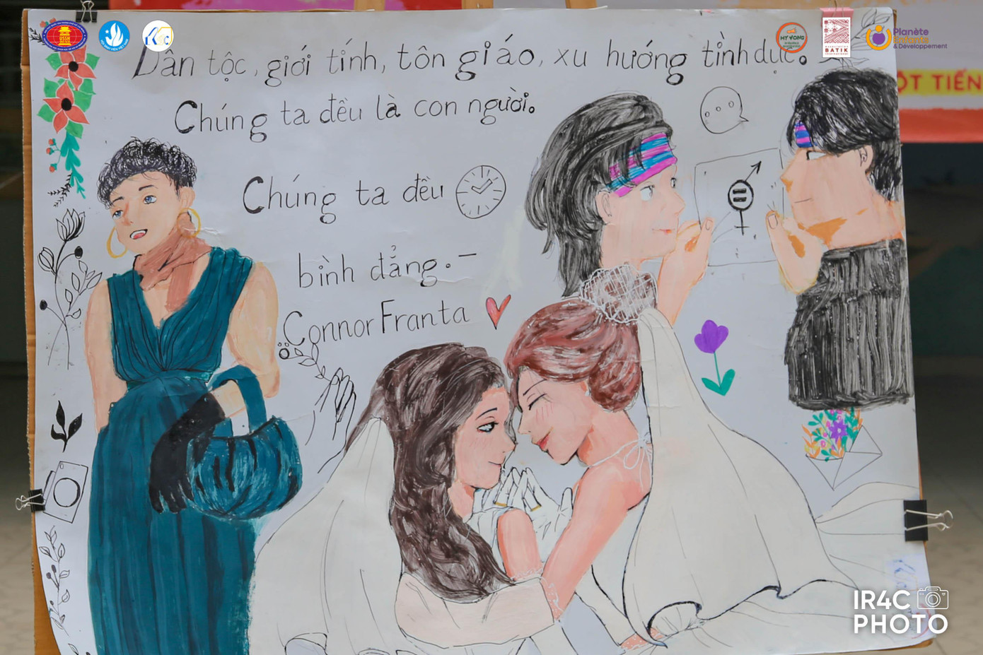 Các em học sinh bày tỏ quan điểm về giới thông qua tranh vẽ ở cuộc thi “Lăng kính của em”. Các em học sinh bày tỏ quan điểm về giới thông qua tranh vẽ ở cuộc thi “Lăng kính của em”.
