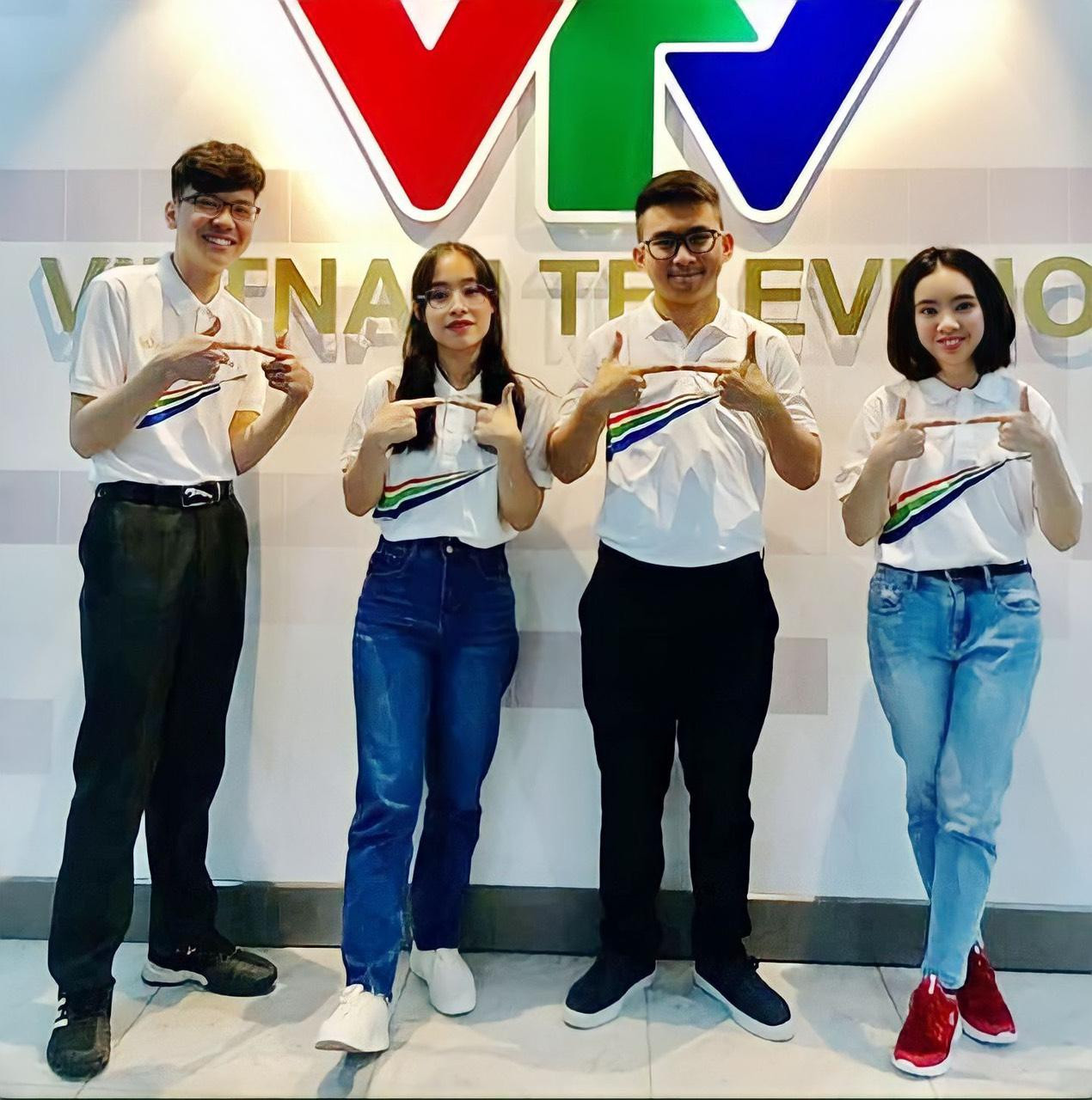 Hoàng Nhật (thứ hai, từ phải sang) có những kỷ niệm vui vẻ cùng những người bạn tại cuộc thi.