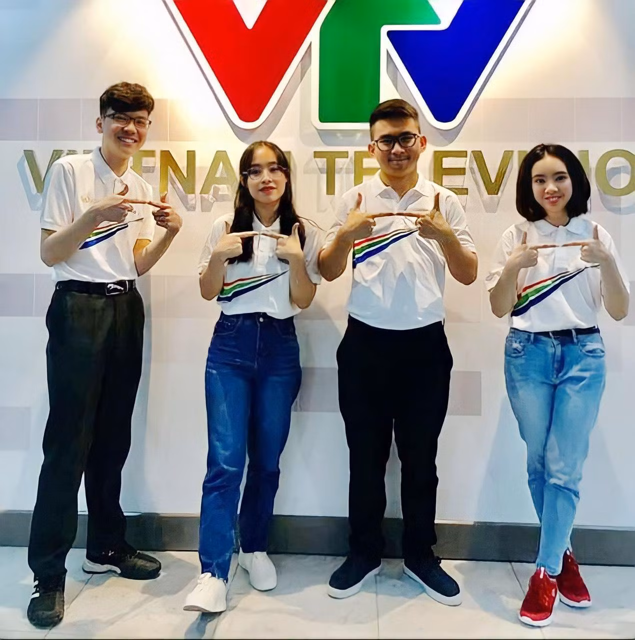 Hoàng Nhật (thứ hai, từ phải sang) có những kỷ niệm vui vẻ cùng những người bạn tại cuộc thi.