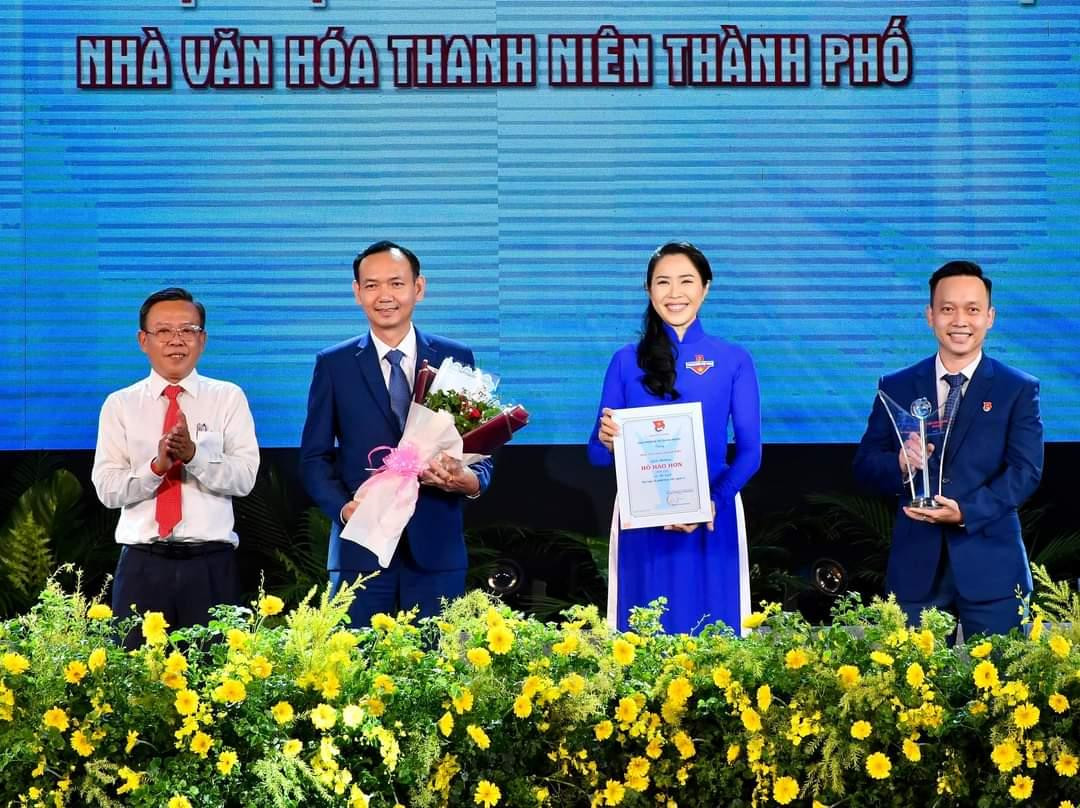 MC Quỳnh Hoa, Phó Giám đốc Nhà Văn hóa Thanh niên TP. HCM (thứ hai bên phải) đại diện Nhà Văn hóa Thanh niên TP. HCM nhận giải thưởng. MC Quỳnh Hoa, Phó Giám đốc Nhà Văn hóa Thanh niên TP. HCM (thứ hai bên phải) đại diện Nhà Văn hóa Thanh niên TP. HCM nhận giải thưởng.