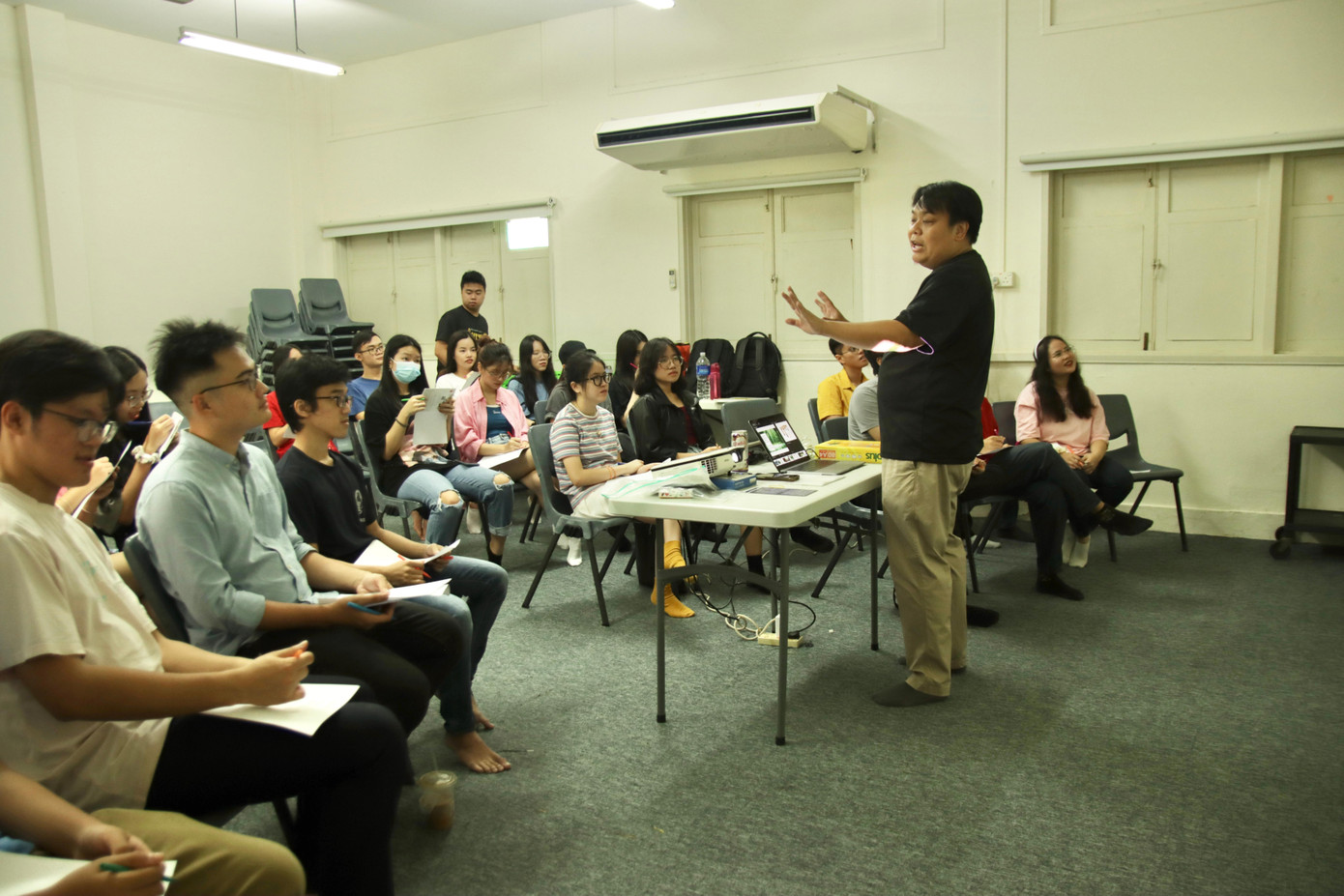 Ông Lim Zi Xuan Delane, Đồng sáng lập &amp; Giám đốc điều hành của Character &amp; Leadership Academy (CLA) tập huấn cho các thành viên VNYA về kỹ năng và kiến thức cần thiết để hỗ trợ thúc đẩy cam kết và hành động về việc phòng chống tự tử.