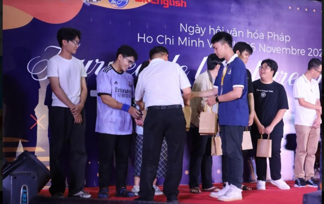 Trao giải cuộc thi học thuật trong ngày hội.