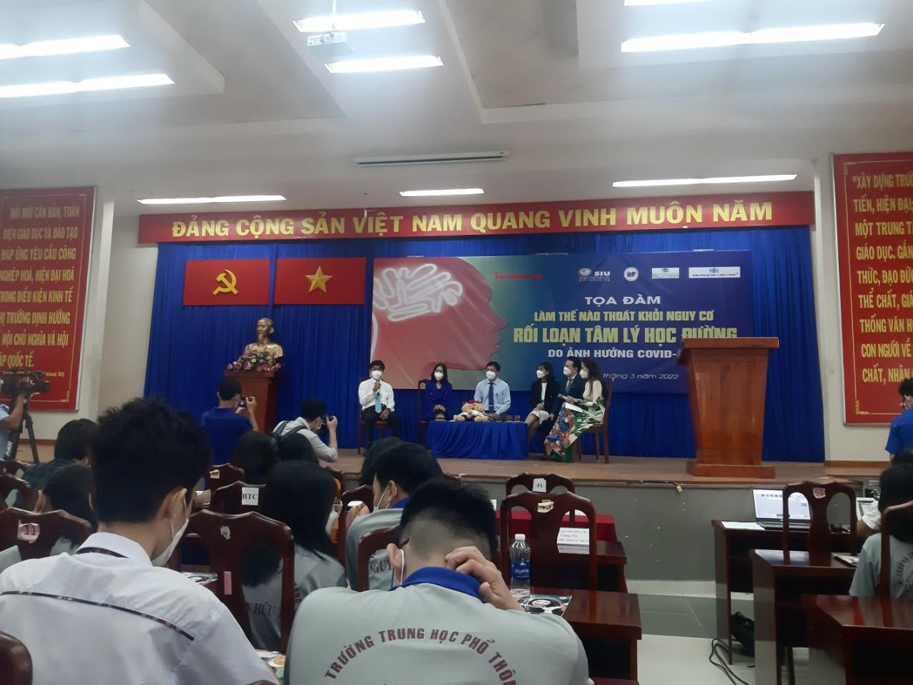 Bác sĩ Nguyễn Minh Mẫn, Trưởng Đơn vị Tâm lý lâm sàng Bệnh viện ĐH Y Dược TP. HCM tư vấn các giải pháp cho các bạn trẻ, giúp các bạn biết cách tìm kiếm sự trợ giúp khi bản thân gặp phải những rối loạn về tâm lý.