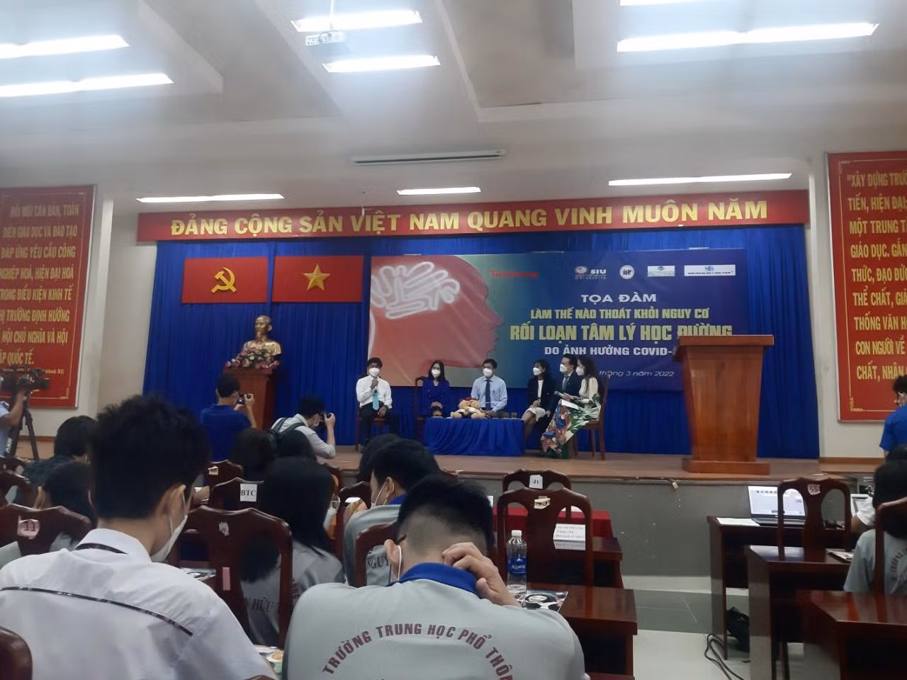 Bác sĩ Nguyễn Minh Mẫn, Trưởng Đơn vị Tâm lý lâm sàng Bệnh viện ĐH Y Dược TP. HCM tư vấn các giải pháp cho các bạn trẻ, giúp các bạn biết cách tìm kiếm sự trợ giúp khi bản thân gặp phải những rối loạn về tâm lý.