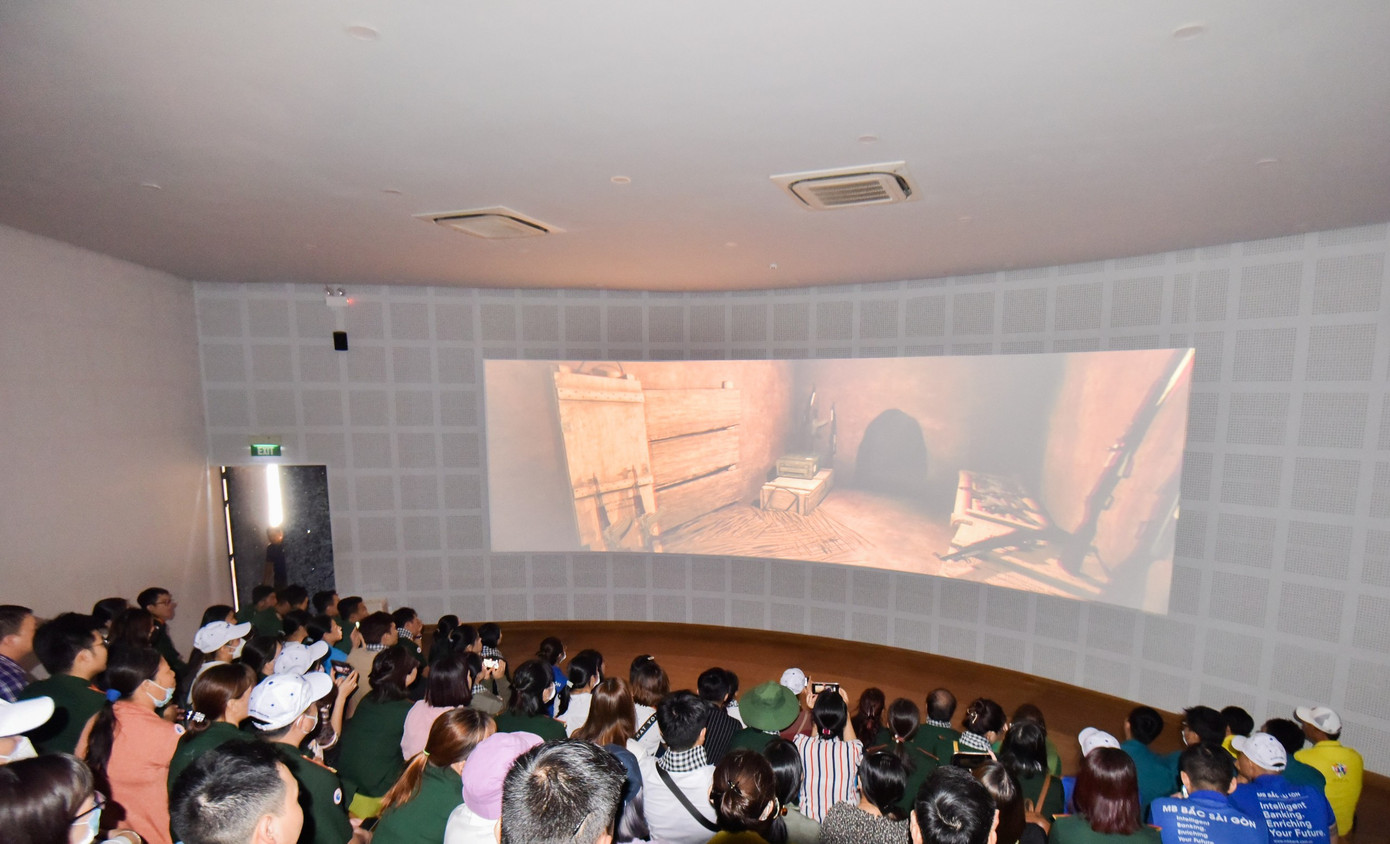 Đoàn có dịp xem phim tư liệu cuộc hành quân Cedar Falls của quân đội Mỹ vào vùng “Tam giác sắt” năm 1967.