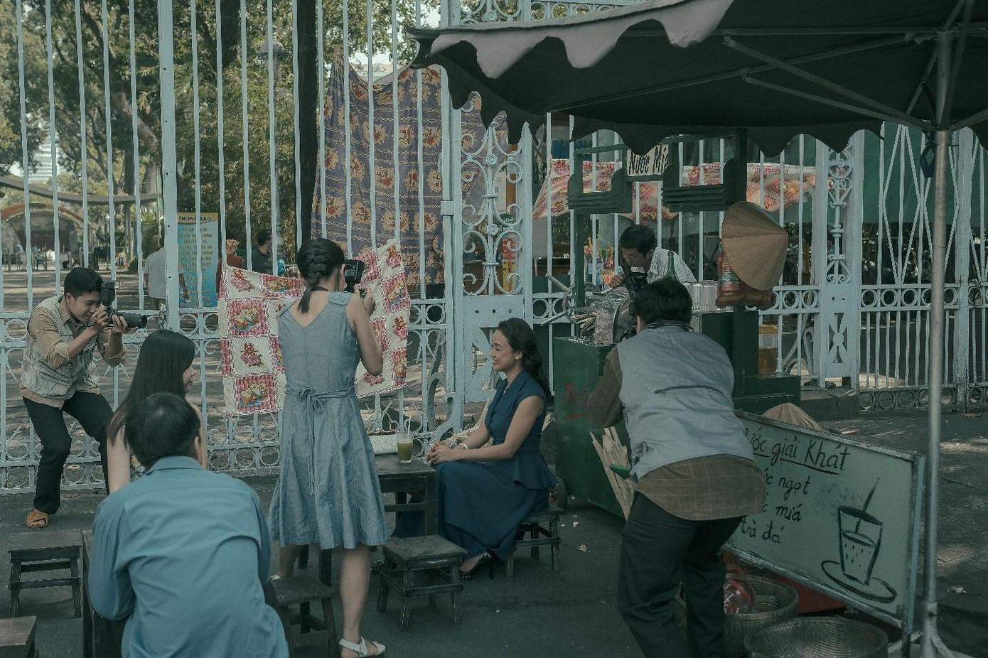 Đoàn làm phim tái hiện khung cảnh xe nước mía trước cổng Thảo Cầm Viên Sài Gòn.