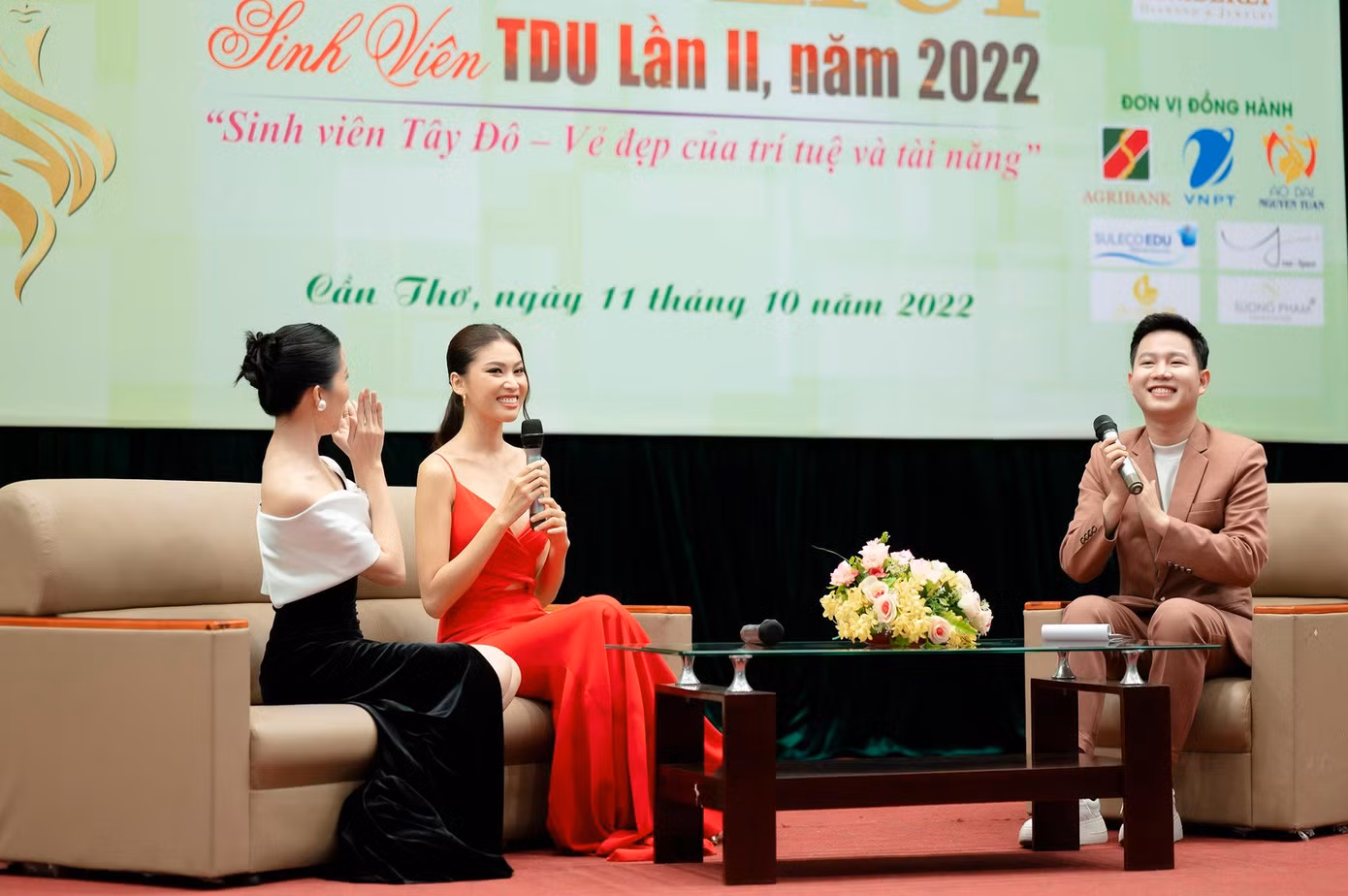 Chia sẻ với các bạn sinh viên trường ĐH Tây Đô sau khi tham gia cuộc thi Hoa hậu Việt Nam, Á hậu Nguyễn Lê Ngọc Thảo bày tỏ: “Cái được lớn nhất mà tôi nhận được từ cuộc thi chính là có dịp quen biết được mọi người, học hỏi được nhiều điều và biết như thế nào là cố gắng hết sức mình. Đây là điều vô giá đối với tôi. Cụ thể, tôi học được cách cởi bỏ sự nhút nhát của mình, biết cách cởi mở hơn với mọi người, biết cách tự lập hơn về thời gian. Trong quá trình tham gia cuộc thi, tôi cũng trải qua những phần thi phụ và điều này giúp tôi học được kinh nghiệm catwalk, tạo dáng sao cho chuyên nghiệp. Đó là những tiền đề để tôi bước đến những cuộc thi, sân chơi nhan sắc quốc tế tiếp theo”. Chia sẻ với các bạn sinh viên trường ĐH Tây Đô sau khi tham gia cuộc thi Hoa hậu Việt Nam, Á hậu Nguyễn Lê Ngọc Thảo bày tỏ: “Cái được lớn nhất mà tôi nhận được từ cuộc thi chính là có dịp quen biết được mọi người, học hỏi được nhiều điều và biết như thế nào là cố gắng hết sức mình. Đây là điều vô giá đối với tôi. Cụ thể, tôi học được cách cởi bỏ sự nhút nhát của mình, biết cách cởi mở hơn với mọi người, biết cách tự lập hơn về thời gian. Trong quá trình tham gia cuộc thi, tôi cũng trải qua những phần thi phụ và điều này giúp tôi học được kinh nghiệm catwalk, tạo dáng sao cho chuyên nghiệp. Đó là những tiền đề để tôi bước đến những cuộc thi, sân chơi nhan sắc quốc tế tiếp theo”.
