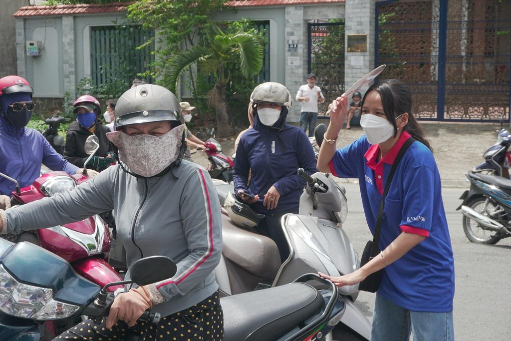 Các thành viên đội hình điều phối hướng dẫn phụ huynh nơi đỗ xe. Các thành viên đội hình điều phối hướng dẫn phụ huynh nơi đỗ xe.