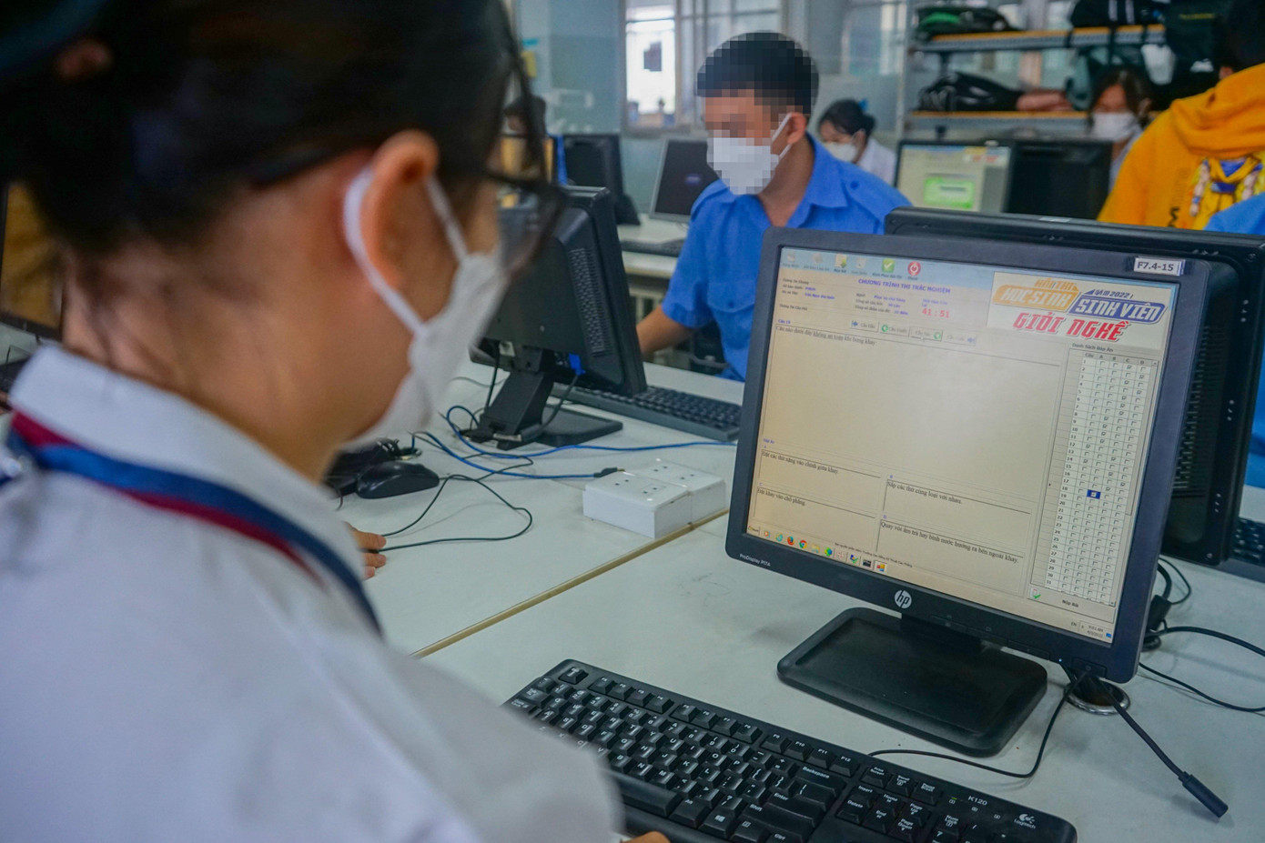 Do đây là lần đầu tiên thi với hình thức trực tuyến trên máy tính nên nhiều thí sinh tỏ ra khá hồi hộp trước khi bấm vào nút "Bắt đầu làm bài thi" trên hệ thống.