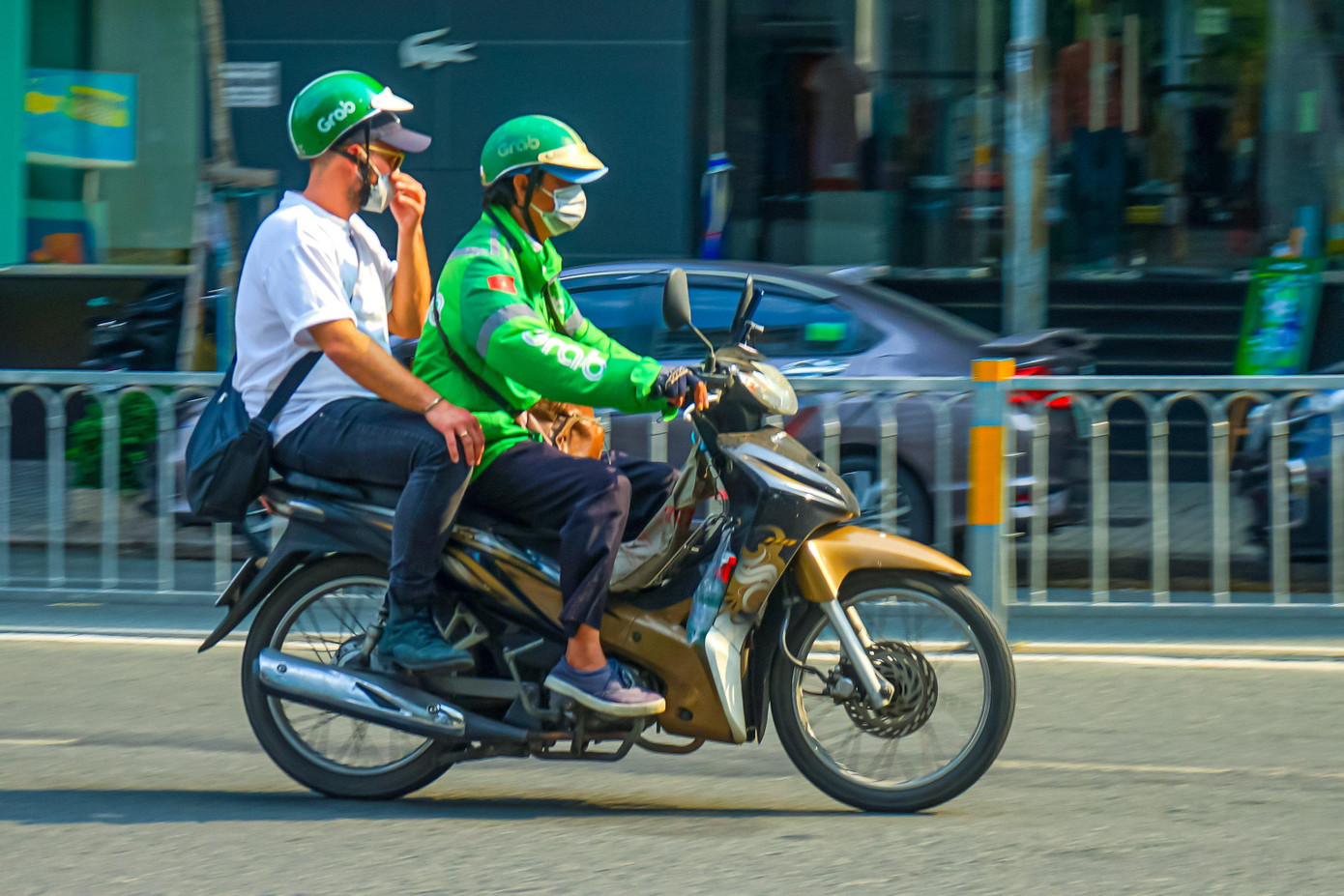 Sinh viên Bình Phát (ngụ tại huyện Bình Chánh, chọn đi xe buýt) chia sẻ: "Thay vì mỗi một tuần mình sẽ phải tốn 120.000 đồng cho hai lần đổ xăng thì bây giờ mình chỉ tốn 14.000 đồng do chọn sử dụng xe buýt để đến trường. Như vậy, mình tiết kiệm được rất nhiều tiền cho việc đóng học phí".